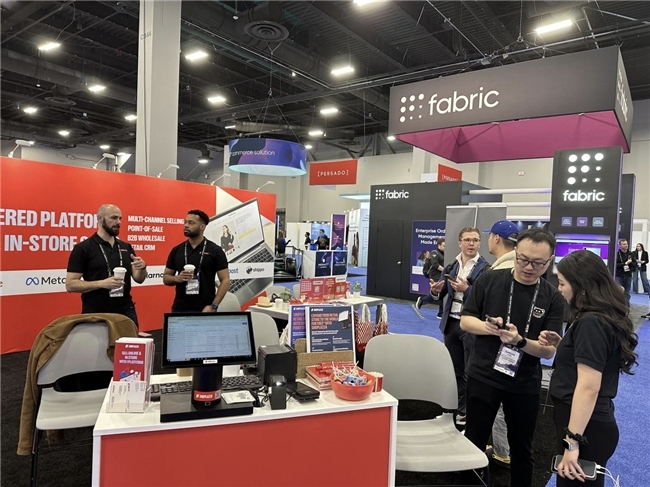 STAKE中国官方网站团队在Shoptalk2024大会展位上给客户解说